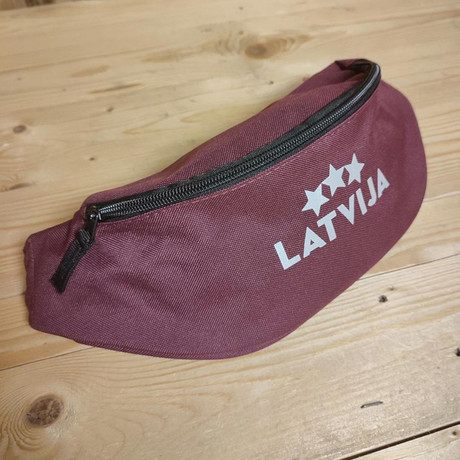 Jostas soma bordo krāsā ar atstarojošu apdruku LATVIJA un trim zvaigznēm.